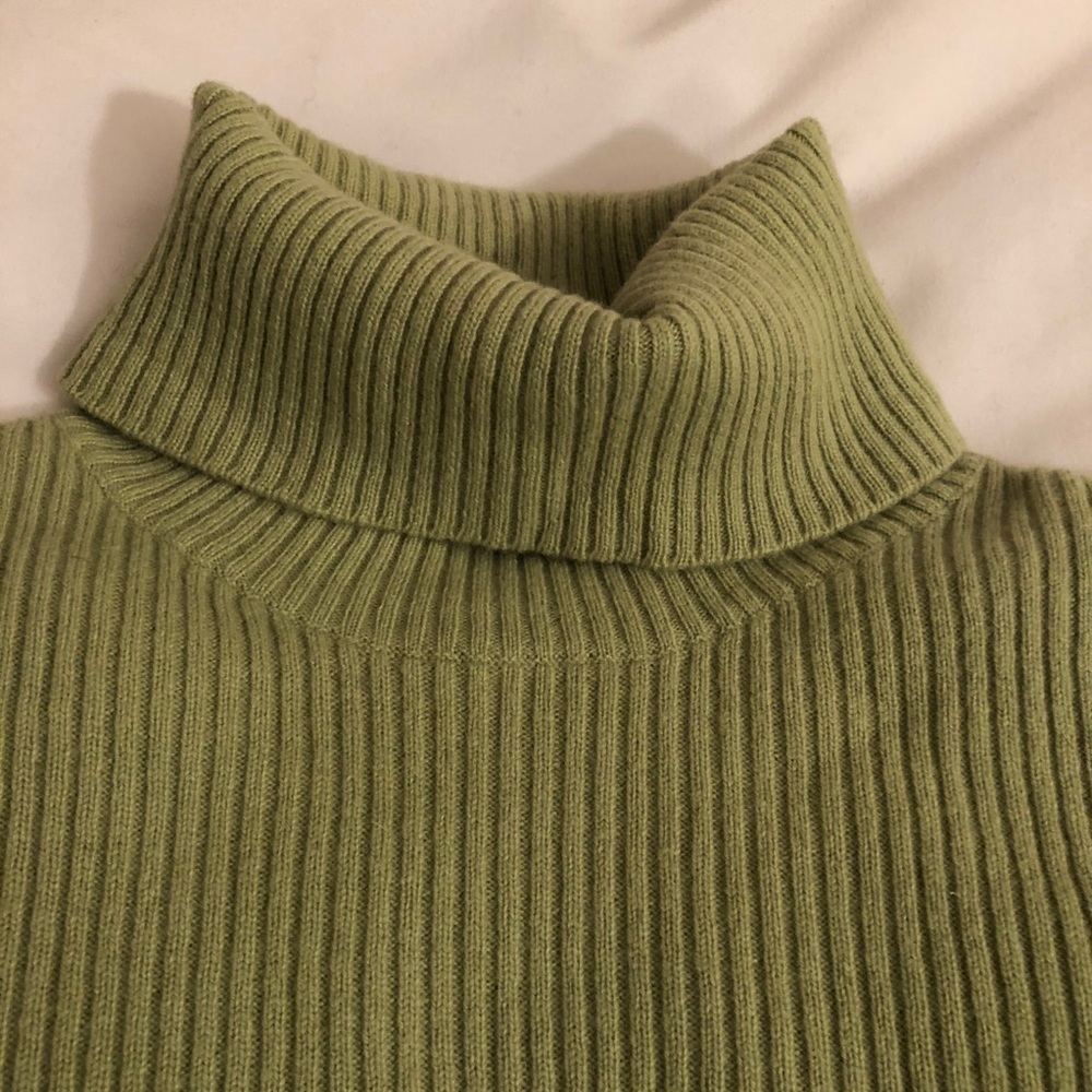 100% Cashmere Green Turtleneck Sweater - Picture 4 of 5